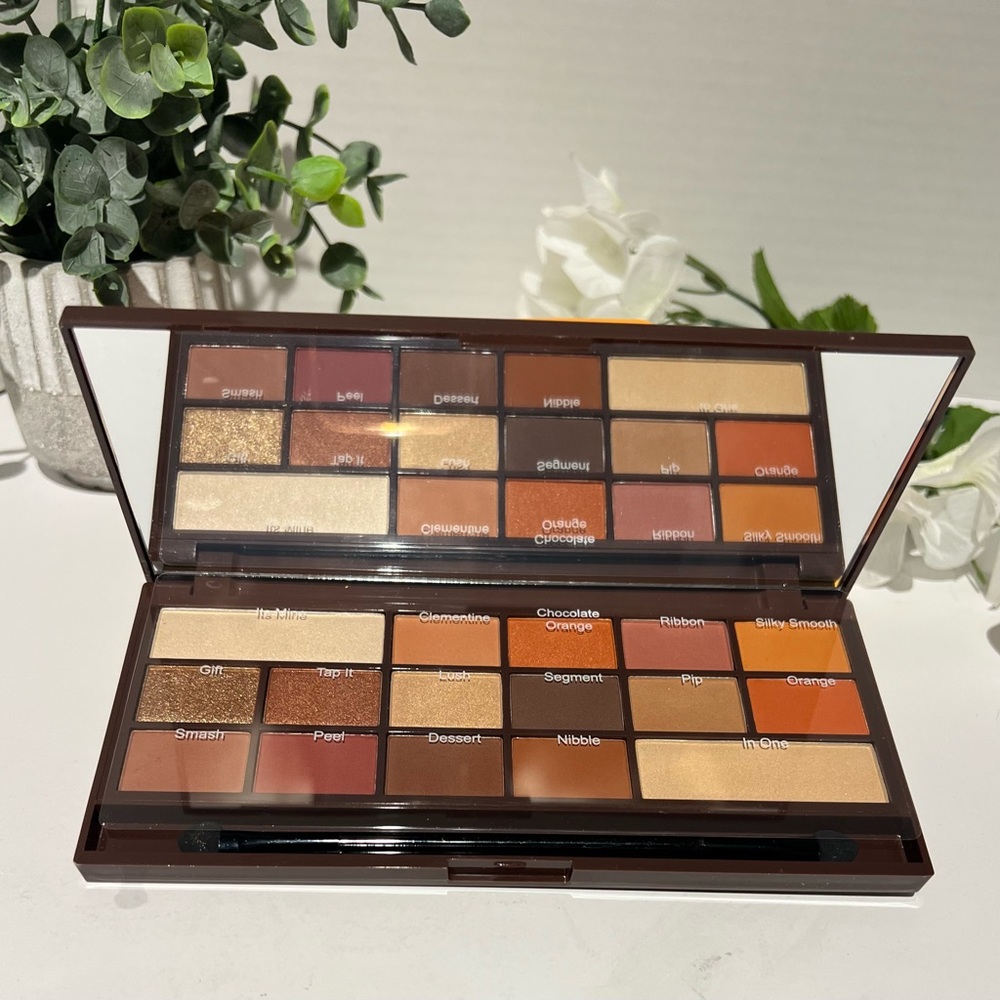 Revolution Eye Shadow Palette NIB - Picture 9 of 10